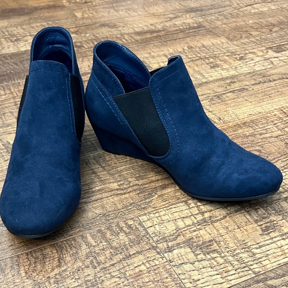 Croft & Barrow with Ortholite Women’s Navy Wedge Booties - Picture 2 of 9